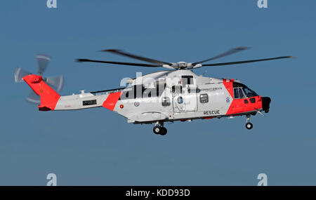 L'addestramento del personale di bordo si svolge all'aeroporto di Cornwall Newquay per gli equipaggi che presiede il Norwegian AW101, il più avanzato elicottero SAR al mondo di oggi Foto Stock