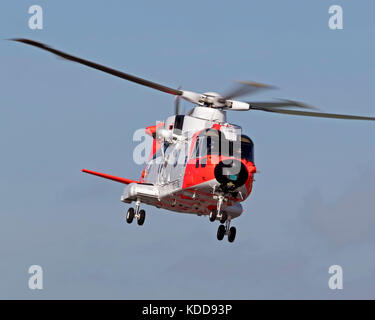 L'addestramento del personale di bordo si svolge all'aeroporto di Cornwall Newquay per gli equipaggi che presiede il Norwegian AW101, il più avanzato elicottero SAR al mondo di oggi Foto Stock