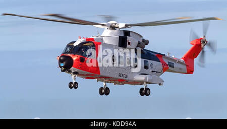 L'addestramento del personale di bordo si svolge all'aeroporto di Cornwall Newquay per gli equipaggi che presiede il Norwegian AW101, il più avanzato elicottero SAR al mondo di oggi Foto Stock