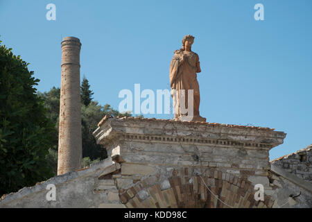 I ruderi di un vecchio olio d'oliva fabbrica di sapone, Afrodite e camino, Loggos, Paxos, Grecia Foto Stock