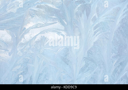 Modelli di ghiaccio sul vetro d'inverno. Natale sfondo congelato. inverno effetto tonificante. Foto Stock