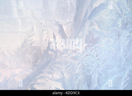 Modelli di ghiaccio sul vetro d'inverno. Natale sfondo congelato. inverno effetto tonificante. Foto Stock