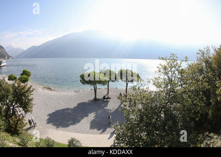 Blick auf den strand (strandpromenade) von Limone sul Garda am lago di garda / der gardasee (lago di garda) mit circuizione bilderbuchlandschaft ist der g Foto Stock