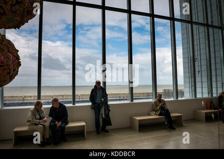 Gli amanti dell'arte in seduta l'ingresso principale per la Turner Contemporary Art Gallery, Margate, Regno Unito Foto Stock