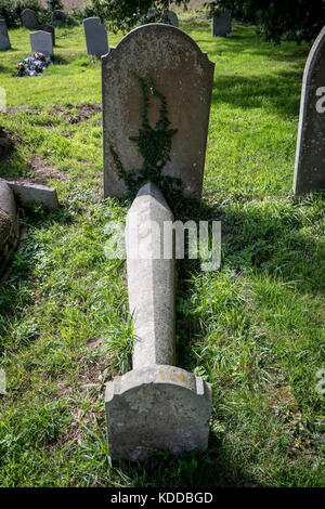 Lunghi e sottili di tomba nel cimitero di Santa Maria la Chiesa Stelling, Stelling Minnis, Kent, Regno Unito Foto Stock