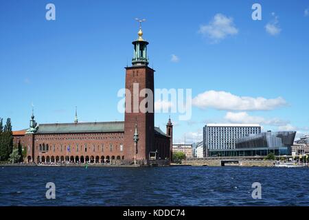 Svezia : Stoccolma city hall, visto da sud con il Radisson Blu Hotel Waterfront (a destra). foto dal 17 luglio 2017. | Utilizzo di tutto il mondo Foto Stock