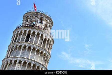 I turisti di visitare la torre pendente di pisa in piazza dei Miracoli a Pisa (Italia), 19 luglio 2017. | Utilizzo di tutto il mondo Foto Stock