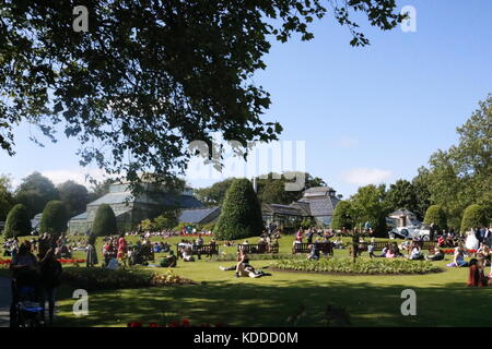 Giornata di sole al Botanic Gardens Glasgow Foto Stock