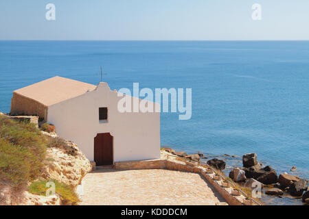 Chiesa sul mare costa. Porto Torres, Italia Foto Stock