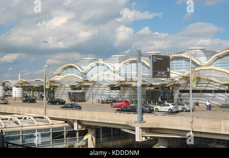 Aeroporto nazionale di Washington visto dalla piattaforma della stazione della metropolitana. Getto in cielo sulla sinistra. L'aeroporto nazionale Reagan, noto anche come DCA, si trova ad Arlington, Virginia Foto Stock