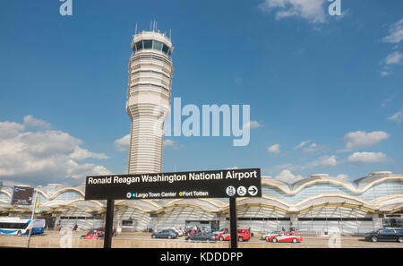 Torre di controllo, l'Aeroporto Nazionale di Washington dista visto dalla stazione della metro di piattaforma. Ronald Reagan National Airport è effettivamente in Arlington, Virginia. Foto Stock