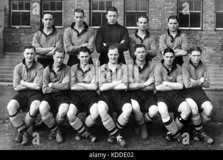 Wolverhampton Wanderers FC team 1939 bancata posteriore LtoR Bill Morris, Tom Galley, Alex Scott, Frank Taylor, Joe Gardiner. Fila anteriore Jimmy Mullen, Stan Burton, Alex McIntosh, Stan Cullis, Dennis Westcott, Dickie Dorsett e Teddy Maguire Foto Stock