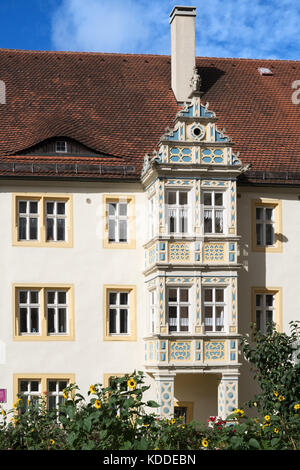 Casa decorativi facciata con alloggiamento sporgente, Rothenburg ob der Tauber, Baviera, Germania, Europei Foto Stock