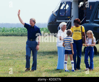 Il presidente Jimmy Carter approda uno marino - arrivare in pianura, GA. Con il presidente è sua madre, Lillian Carter, figlia Amy accompagnata da h Foto Stock