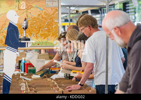 Dordrecht, Paesi Bassi - 7 luglio 2013: visitatori presso il libro annuale di ricerca di mercato per il libro tratta in scatole di cartone e il mercato attrae 75000 visito Foto Stock