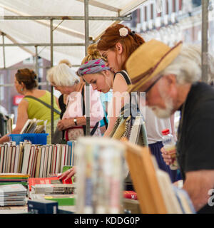 Dordrecht, Paesi Bassi - 7 luglio 2013: la gente sta in piedi in un libro in stallo decidere cosa acquistare presso il libro annuale mercato detenuto nel centro di Dordrecht. Foto Stock