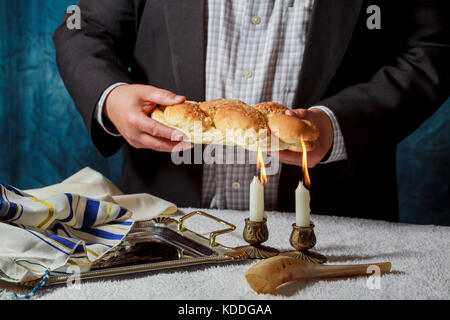 Challah per lo Shabbat , ebrea panetteria pane tradizione Shabat Hala candela Foto Stock