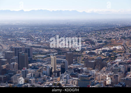 Sud Africa, vista da leone la groppa guardando attraverso il quartiere degli affari di Città del Capo. Foto Stock