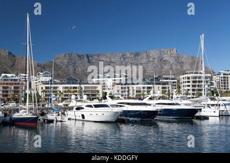 Il Sud Africa e il Victoria and Albert Waterfront, Città del Capo, guardando indietro verso la Montagna della Tavola. Foto Stock