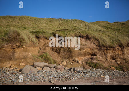 Zona collinare scogliera sulla spiaggia di sabbia bianca Foto Stock