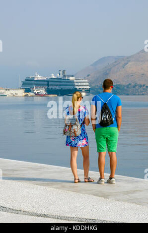 Grecia ARGOSTOLI giovane sul lungomare del porto accanto alla ricerca per le tartarughe caretta,Cefalonia, Cefalonia, Isole Ionie, Grecia. Foto Stock