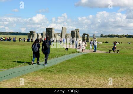 I visitatori a piedi a Stonehenge, vicino a Amesbury, Wiltshire, Inghilterra, Regno Unito Foto Stock