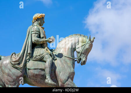 Napoleone Bonaparte statua equestre in Place de Gaulle square, Ajaccio, Corsica, Francia. Foto Stock