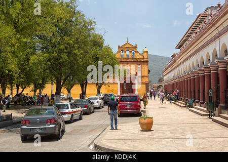 Aprile13, 2014 San Cristobal de las Casas, Messico: vetture schierando fino sulla strada del centro storico coloniale città turistica Foto Stock