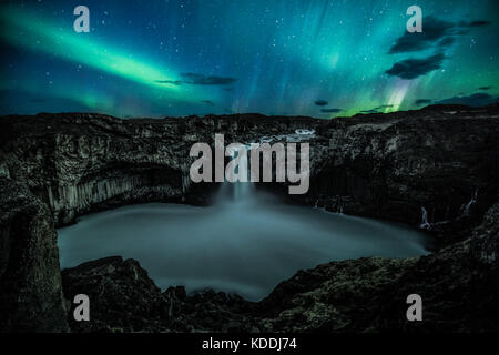 Luci del nord (Aurora Boreale) sulla cascata Aldeyjarfoss di notte, Islanda Foto Stock