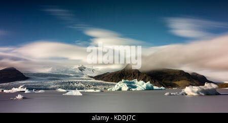 Fjallsarlon laguna glaciale con gli iceberg, Fjallsarlon, Islanda Foto Stock