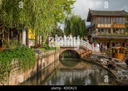 Ponte su yu egli canal in sifangjie nell'antica città di Lijiang, Yunnan, Cina Foto Stock