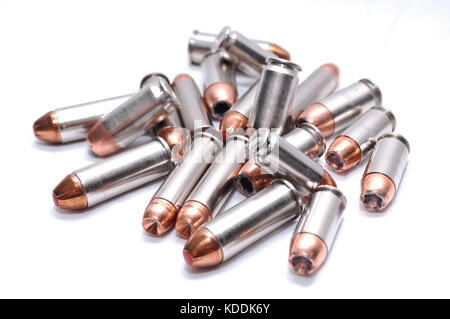 Una pila di 357 magnum e 40 proiettili calibro con uno sfondo bianco Foto Stock