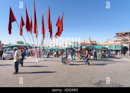 Marrakech, Marocco - 28 dicembre 2017: la gente camminare Jeema el Fna a Marrakech quadrato Foto Stock