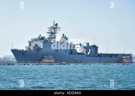 Il Whidbey Island-classe dock anfibio sbarco nave USS Rushmore (LSD 47) Foto Stock