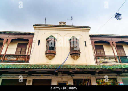 Le vecchie finestre di edificio sulla strada della Mellah, quartiere ebraico in Fes. Il Marocco Foto Stock