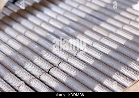 Tubi filettati con filettature. in produzione. pezzi finiti in una fila. Foto Stock