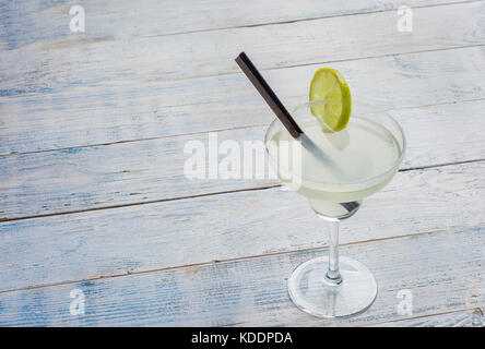 Classic lime cocktail Margarita con spicchi di lime su sfondo di legno. Foto Stock