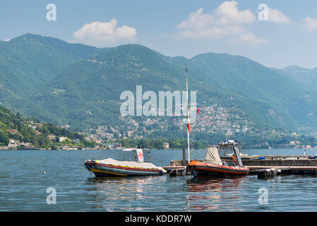 Como, Italia - 27 maggio 2016: ormeggiate imbarcazioni di salvataggio sul lago di como nella città di Como, Italia. Foto Stock