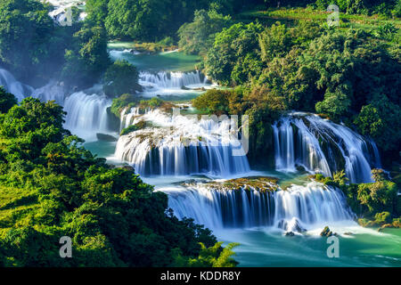 Royalty immagine libera di alta qualità veduta aerea della cascata “ Ban Gioc ”, Cao Bang, Vietnam. La cascata di Ban Gioc è una delle 10 cascate più importanti Foto Stock