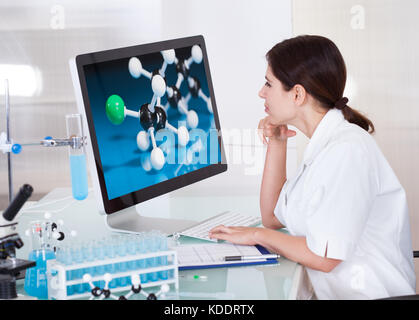 Donna scienziato guardando sullo schermo del computer per il laboratorio Foto Stock