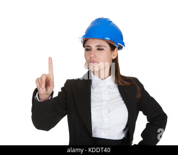 Architetto femmina toccando lo schermo con il dito su sfondo bianco Foto Stock