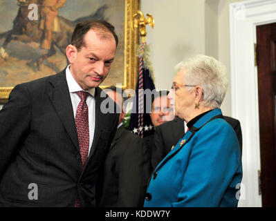 Washington, DC, USA. 12th ottobre 2017. Il Segretario del lavoro degli Stati Uniti Alex Acosta, a sinistra, parla con il Rappresentante degli Stati Uniti Virginia Foxx (Republican of North Carolina), Presidente del Comitato per l'educazione e la forza lavoro della Camera degli Stati Uniti, Prima che il presidente degli Stati Uniti Donald J. Trump firm un Ordine esecutivo per promuovere la scelta e la concorrenza nel settore sanitario nella Roosevelt Room of the White House di Washington, DC, giovedì 12 ottobre 2017. Il controverso piano del Presidente è stato concepito per rendere i piani di assicurazione malattia a basso livello più ampiamente disponibili. Credit: Mediapunch Inc/Alamy Live News Foto Stock