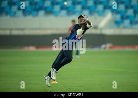 Dubai, Emirati Arabi Uniti. 12 Ott 2017. Il giocatore dello Sri Lanka Vishwa Fernando si è schierato durante la stagione delle pratiche prima della prima partita ODI tra Pakistan e Sri Lanka al Dubai International Cricket Ground il 12 ottobre 2017 a Dubai, Emirati Arabi Uniti Credit: Isuru Peiris/Alamy Live News Foto Stock