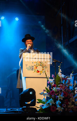 Tel Aviv, Israele. Xii Ottobre, 2017. gli ortodossi e gli ebrei secolari celebrare Simchat Torah - la festa ebraica che celebra e segna la conclusione del ciclo annuale di lettura della Torah - Antico Testamento, e l inizio di un nuovo ciclo (Michael Jacobs / Alamy Stock Foto) Foto Stock