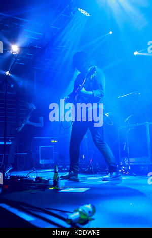 Edimburgo, Scozia, Regno Unito. Xii Ottobre, 2017. Eseguire ambra, band britannica da Nottingham, UK esegue sul palco del liquido nella camera di Edimburgo. Pictued: Joshua Keogh. Pak@ Mera/Alamy Live News. Foto Stock