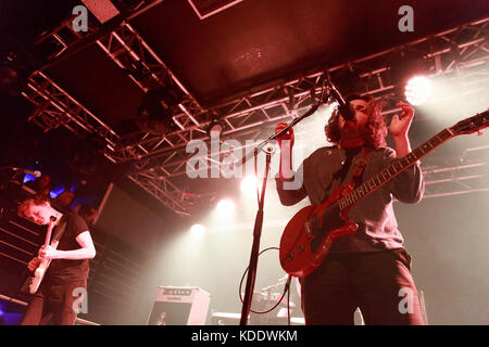 Edimburgo, Scozia, Regno Unito. Xii Ottobre, 2017. Eseguire ambra, band britannica da Nottingham, UK esegue sul palco del liquido nella camera di Edimburgo. Pak@ Mera/Alamy Live News. Foto Stock