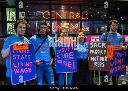 Londra, Regno Unito. Xii ottobre, 2017. colpisce picturehouse cinema stand dei lavoratori sulla linea di picchetto fuori picturehouse centrale nella piccadilly. Credito: mark kerrison/alamy live news Foto Stock