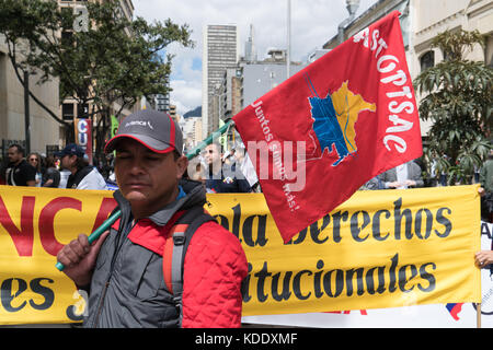 Bogotà, Colombia. Xii oct, 2017. lavoratori prendere le strade di Bogotà, Colombia credit: Luis Gomez/alamy live news Foto Stock