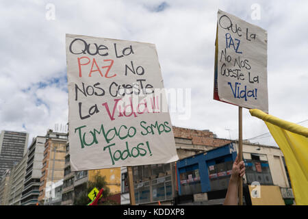 Bogotà, Colombia. Xii oct, 2017. lavoratori prendere le strade di Bogotà, Colombia credit: Luis Gomez/alamy live news Foto Stock