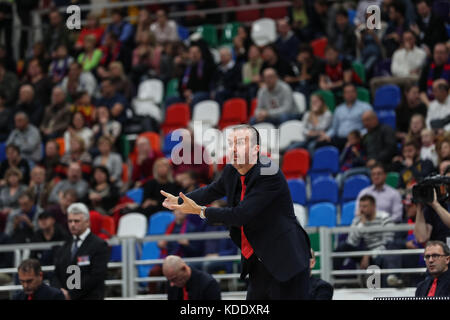 Mosca, Russia. 12 ottobre 2017. Simone Pianigiani, capo allenatore dell'AX Armani Exchange Olimpia Milan dà istruzioni durante la partita di basket dell'Eurolega tra CSKA Mosca e AX Armani Exchange Olimpia Milan a Mosca, Russia, il 12 ottobre 2017. CSKA Mosca ha vinto 93-84. Crediti: Wu Zhuang/Xinhua/Alamy Live News Foto Stock